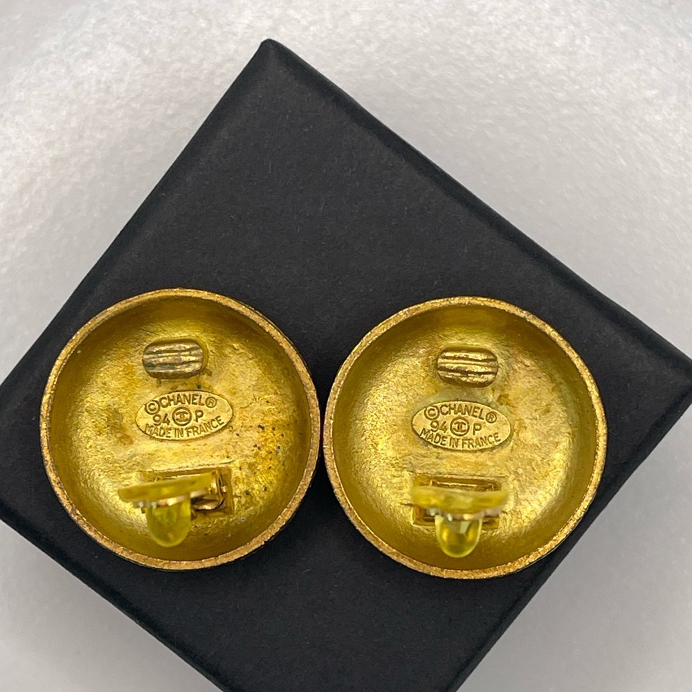 CHANEL 1994 logo-engraved button clip-on earrings with box - Picture 4 of 6
